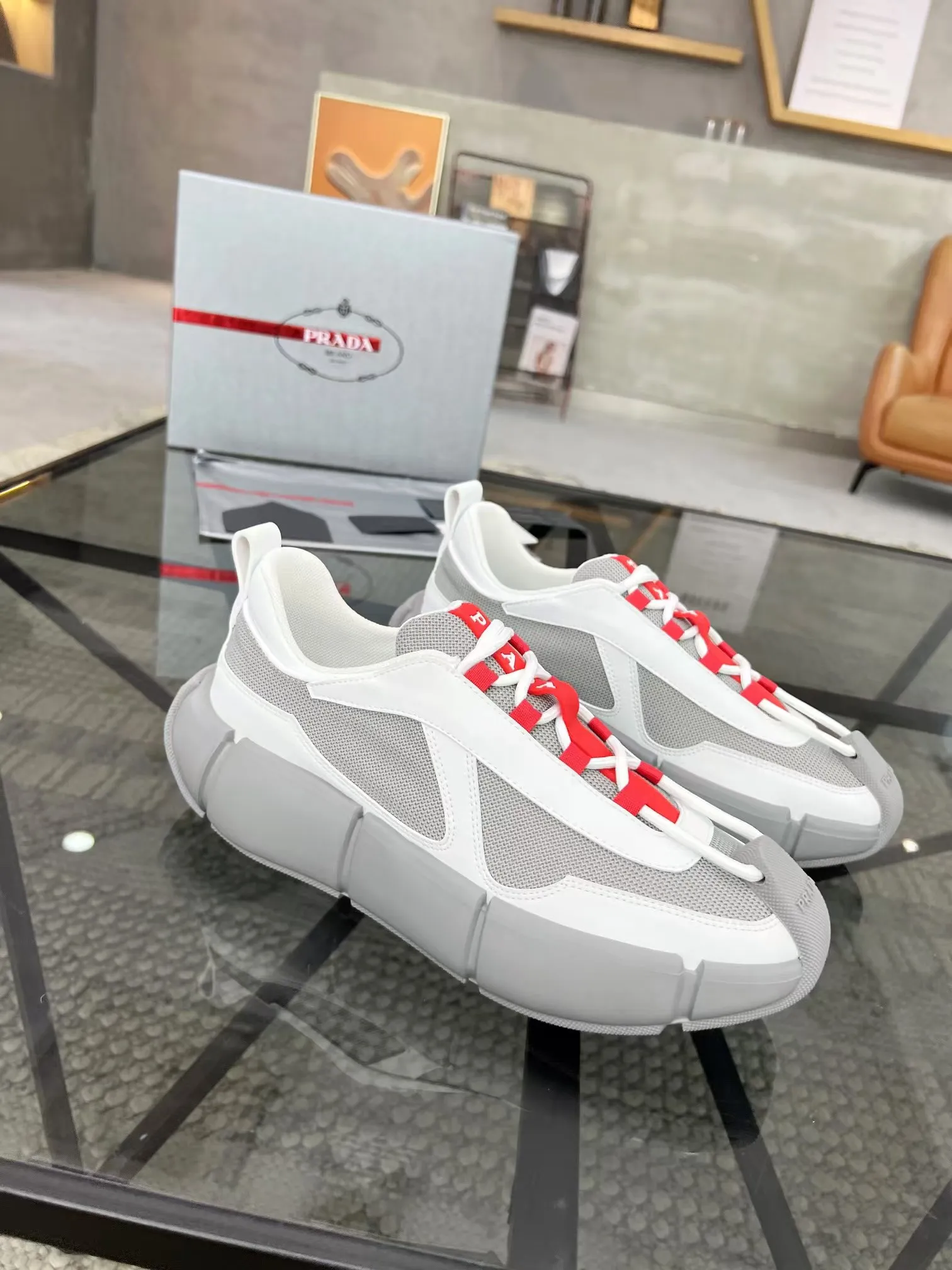 P500 Yuan 38-45 Prada Prada’s new men’s genuine leather sports shoes, the highest version on the market, any comparison is welcome🆚! The original leather has excellent texture and is super high-end! Fetal sheep net lining imported from Italy, removable pad! Luxurious materials and fine workmanship, highly recommended!